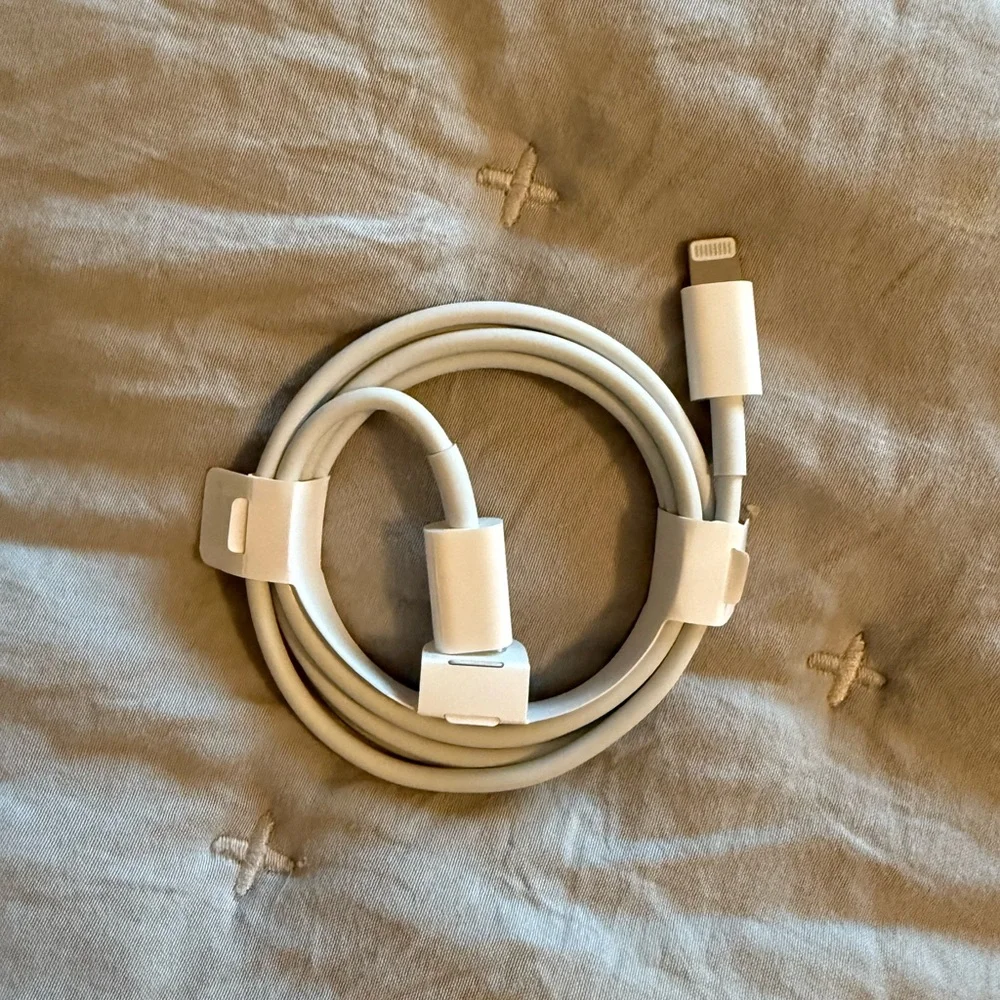 Apple White Lightning Cable